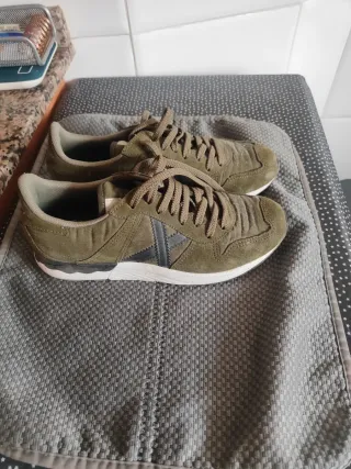 Zapatillas deportivas verdes y negras