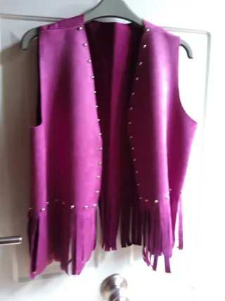 Chaleco antelina morado con tachuelas