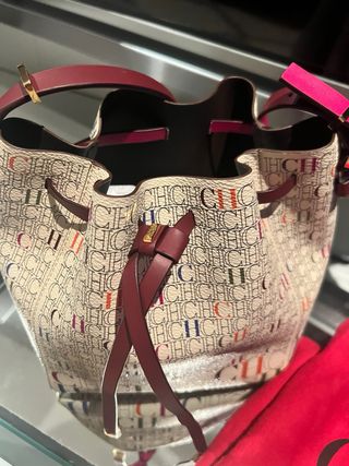 Bolso Carolina Herrera Editors Bucket beige burdeo