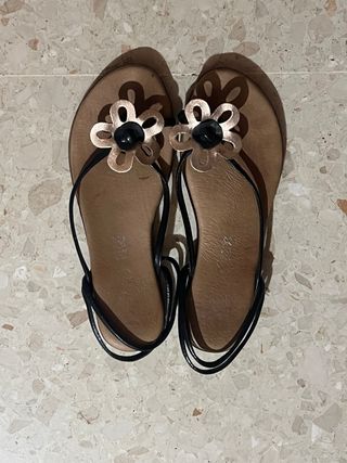 Sandalias Marrones y Doradas con Flor