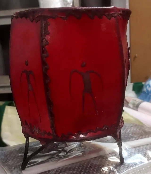 Portavelas estilo piel rojo y negro