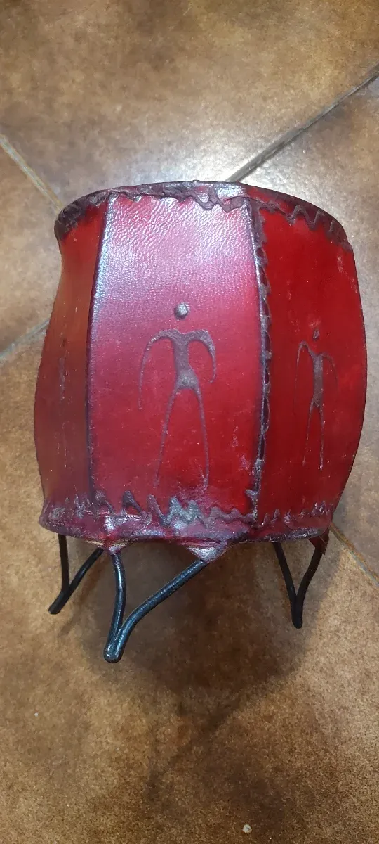 Portavelas estilo piel rojo y negro