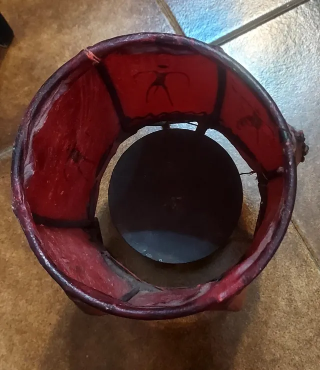 Portavelas estilo piel rojo y negro