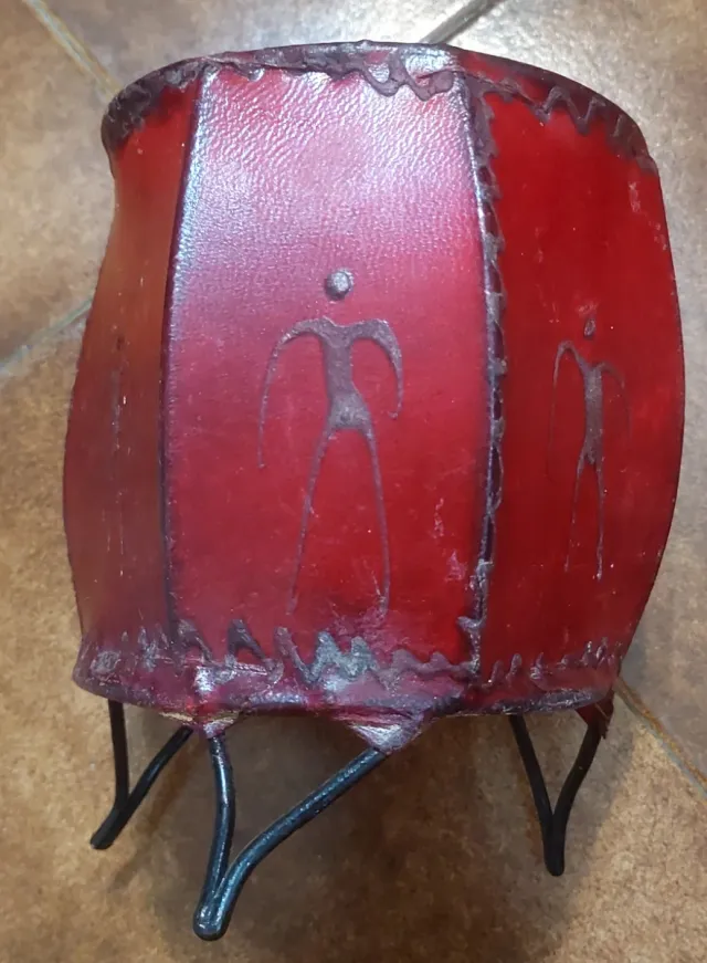 Portavelas estilo piel rojo y negro