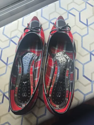 Zapatos de cuadros rojos y negros