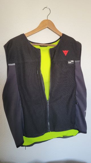 2 Chalecos Airbag Moto. Talla XL 300 € cada uno.