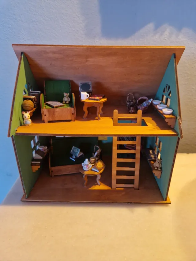 Casita de muñecas de madera