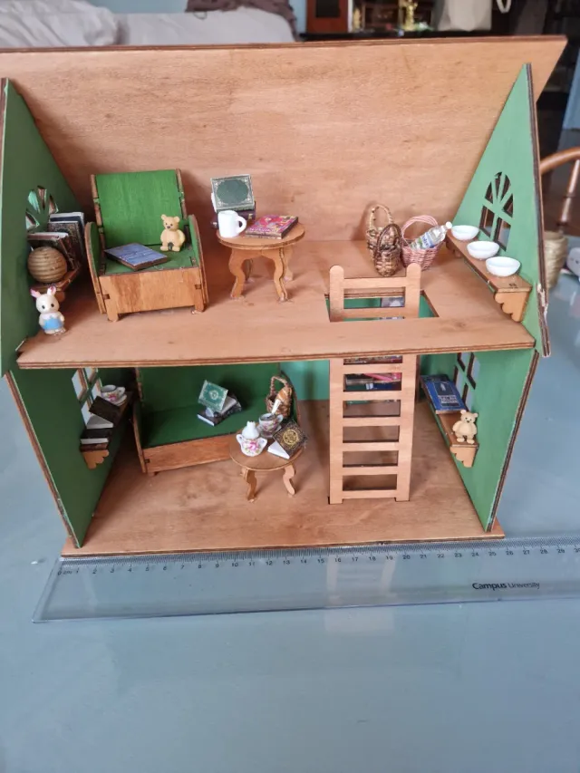 Casita de muñecas de madera