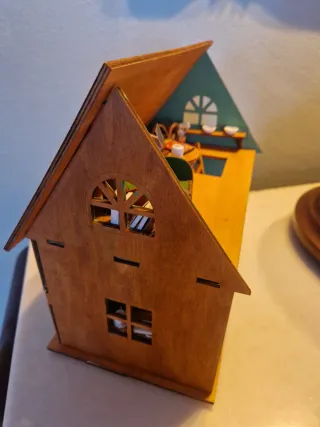 Casita de muñecas de madera