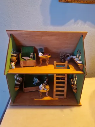 Casita de muñecas de madera