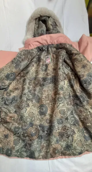 Parka rosa con capucha y cordón