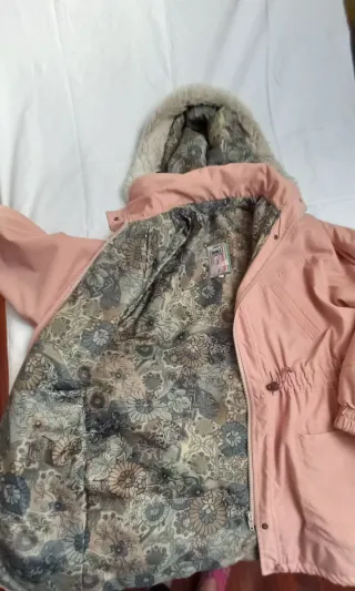 Parka rosa con capucha y cordón