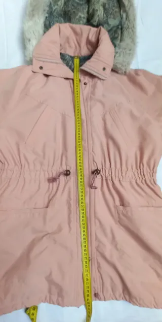 Parka rosa con capucha y cordón