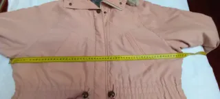 Parka rosa con capucha y cordón