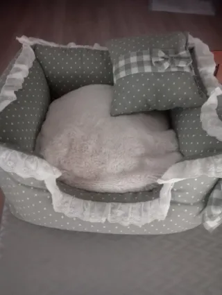 Cama perro cómoda diseño cuadros y lunares