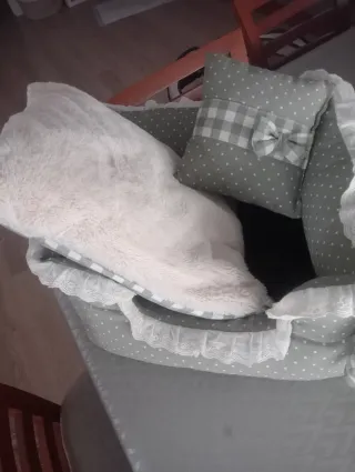 Cama perro cómoda diseño cuadros y lunares