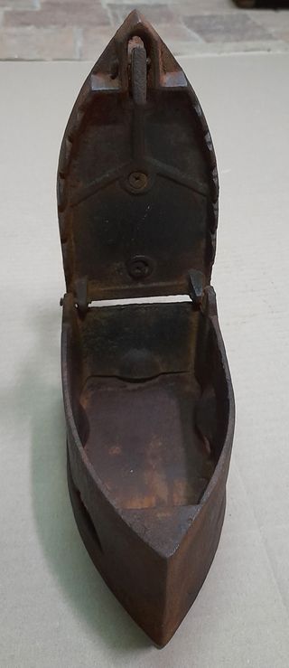 Plancha antigua de hierro con adorno de pájaro