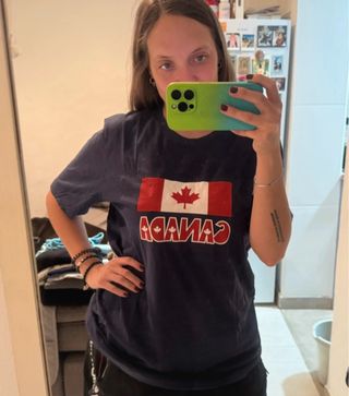 Camiseta azul con bandera de Canadá