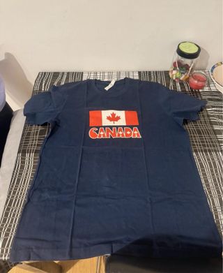 Camiseta azul con bandera de Canadá