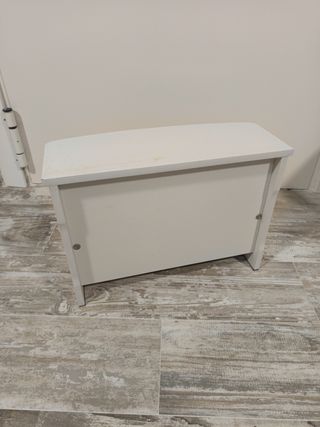 Piano infantil de madera blanco.