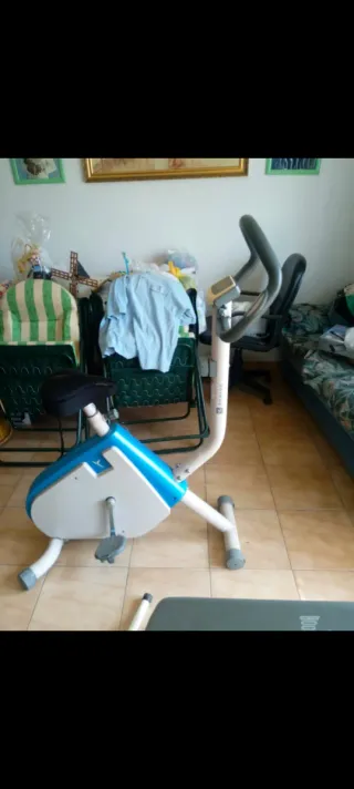 Bicicleta Estática Azul y Blanca