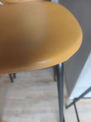 Cuatro Taburetes de Cocina tono mostaza