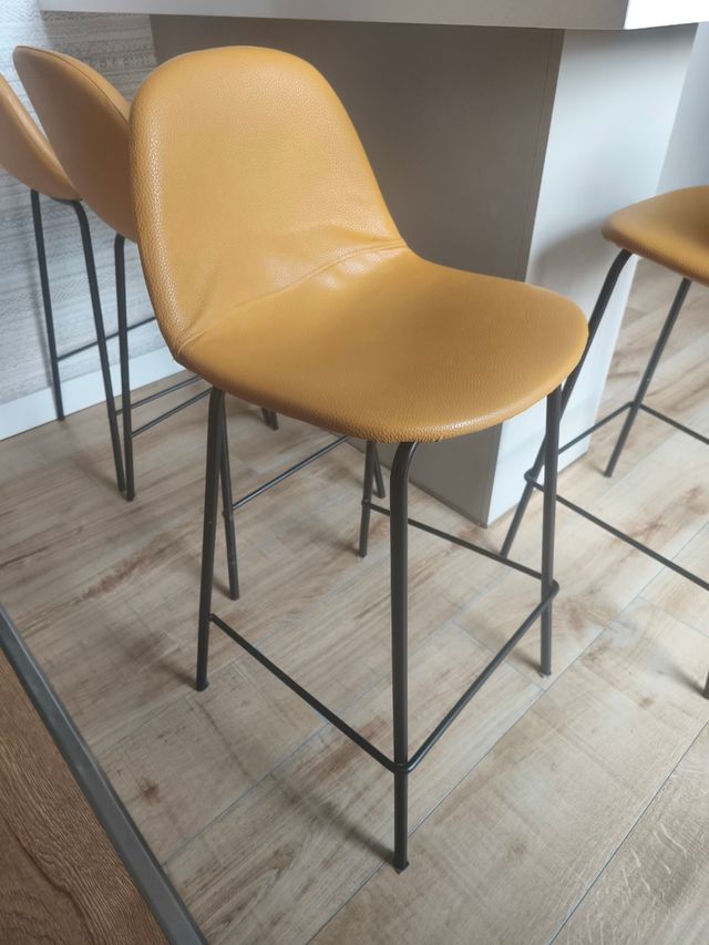 Cuatro Taburetes de Cocina tono mostaza