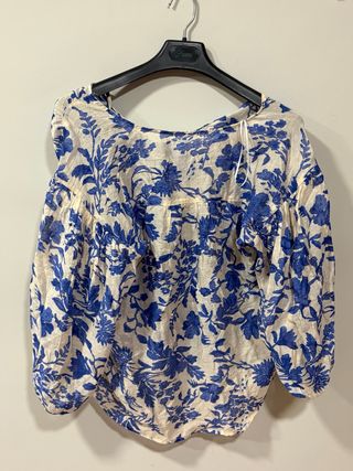Blusa floral beige y azul