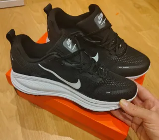 Nike Vomero 18 Talla 42 Negro/Blanco