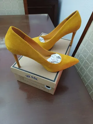 Zapatos de tacón Amor Amore amarillos