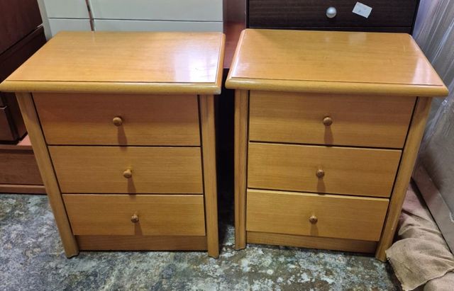 PAR DE MESITAS DE NOCHE