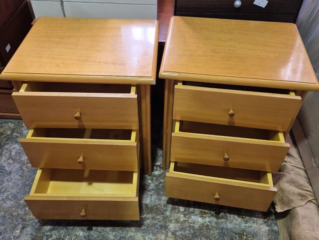 PAR DE MESITAS DE NOCHE