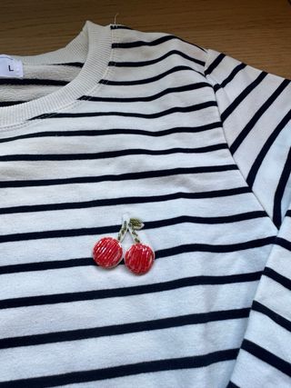 Sudadera rayas blancas y azules con cerezas