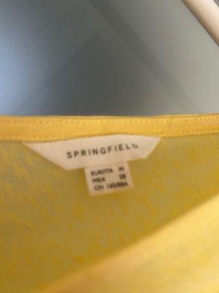 Camiseta amarilla con encaje