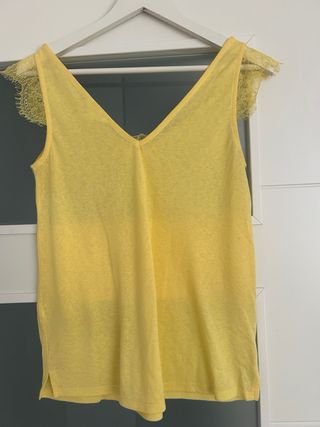 Camiseta amarilla con encaje