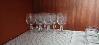 Set di 8 bicchieri piccoli in vetro inciso