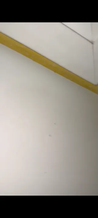 Mesa blanca de madera