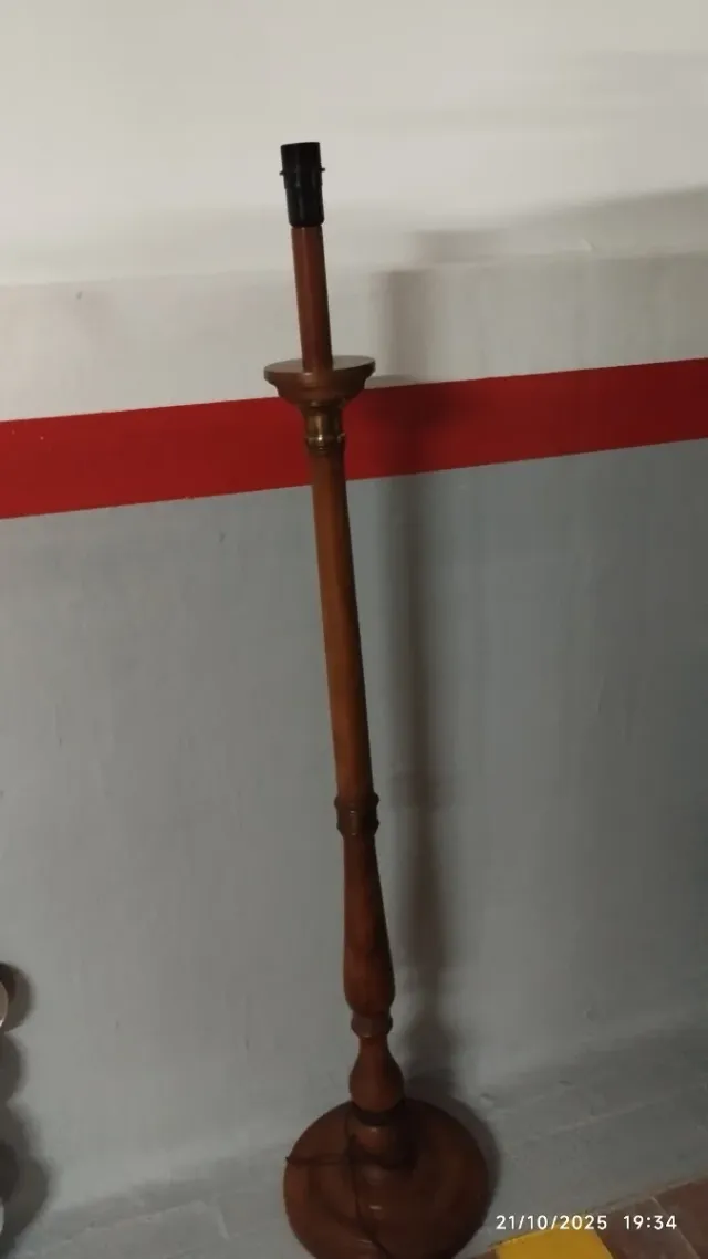 Pie de lámpara de madera sin tulipa