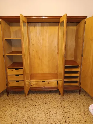Armario antiguo de madera