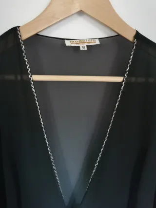 Blusa transparente negra con detalles plateados