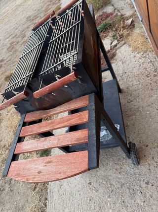 Barbacoa de carbón con mesas laterales