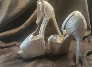 Sandalias doradas pedrería tacón talla 40