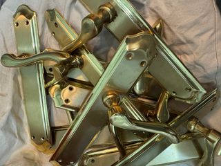 Manillas de puerta de latón