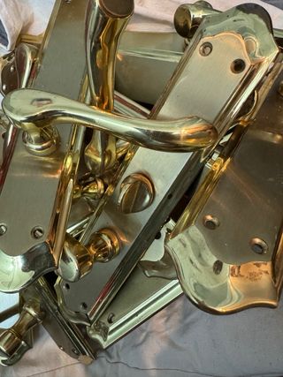 Manillas de puerta de latón