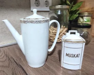 Tetera y azucarero de porcelana antigua