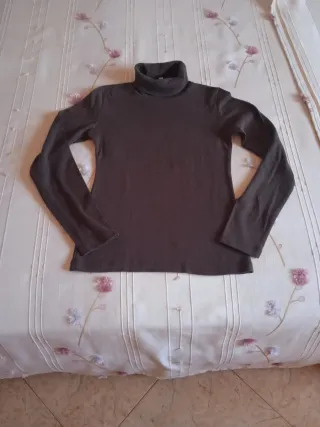 Camiseta de mujer cuello alto marrón