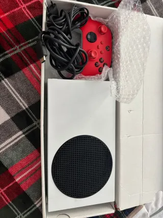 Xbox Series S + Mando Rojo
