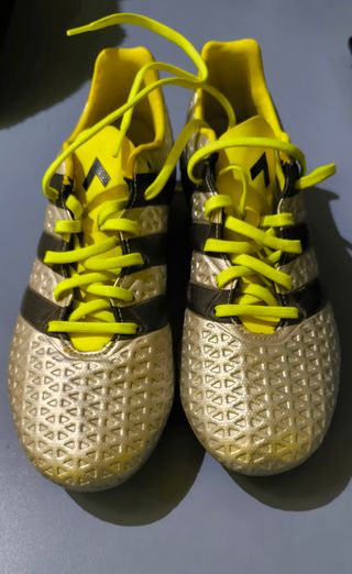 Botas de fútbol Adidas plateadas y amarillas