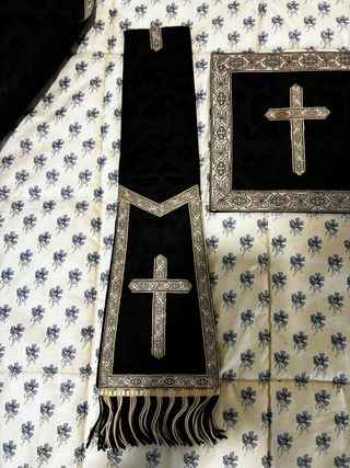 Manipulo, cubrecaliz y carpeta litúrgica negro