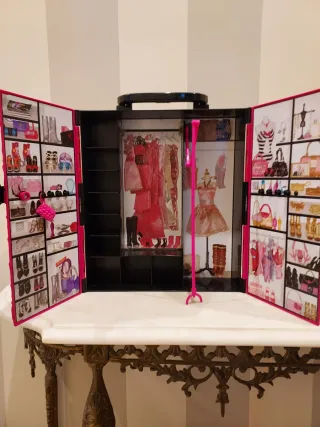Armario Barbie 2011 incluye ropa muñeca ,accesorio